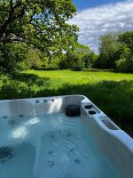 B&B Ringwood - Lynbrook Cabin and Hot Tub, New Forest - Bed and Breakfast Ringwood