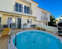 B&B Albufeira - Moradia T3 Aguia Marina, com piscina e BBQ - Bed and Breakfast Albufeira