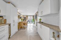 Stylish 3 bedroom townhouse for 5 guests, set in the medieval grid with off street parking - Bed and Breakfast Bury St. Edmunds