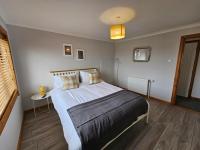 Langley 3-Bedroom Stay with Free Parking, Smart TVs & Long-Stay - B&B Wick