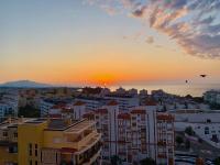 Penthouse mit private Dachterrasse und Blick auf das Meer, Berge ,Hafen - B&B Estepona
