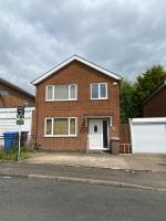 Birch Avenue House, entire house with 4 bedrooms, free parking, free WI-FI, Smart TV, washing machine, easy access to M1 - B&B