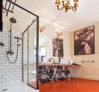 Habitación con cama grande y balcón