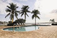 B&B St. Petersburg - Dolphin Bay in Boca Ciega Resort - 2BR, Pool, Bay View - Bed and Breakfast St. Petersburg