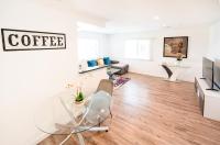 B&B Los Angeles - Sleeps 4 Modern Furnished with Free Parking in Koreatown - Bed and Breakfast Los Angeles