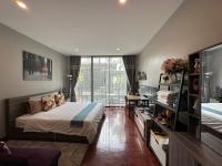 Zimmer mit Kingsize-Bett und Balkon