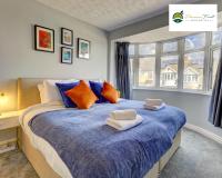 4 Bedroom House - Sleeps 7, Near Coventry Airport, City Centre, Free Wi-Fi with Driveway Parking & Garden, Full Kitchen - AHC - Chambres d'hôtes Coventry