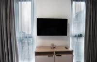 Studio mit Poolblick