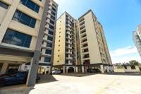 Luxurious-2 bedroom apartment with a swimming pool in Kilimani Nairobi - Chambres d'hôtes Nairobi