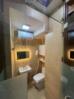 Habitación con cama extragrande y balcón