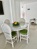 Apartamento en el Rodadero, Confortable y amplio, con vista al mar, a 80mt de la playa, DELAMAR Apartmet - Chambres d'hôtes Santa Marta