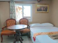 Habitación con cama grande y vistas al mar