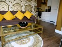 Stunningly Opulent Gold Apartment Near Sheffield FULL SKY TV - Chambres d'hôtes Rotherham