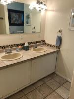 Zimmer mit Queensize-Bett und Gemeinschaftsbad