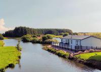 B&B Annan - Luxury Lakeside Lodge with HTub Beautiful Views - Bed and Breakfast Annan