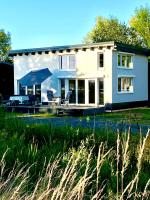 House of Happiness mit Seeblick - B&B Hungen