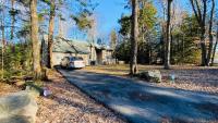 Family retreat, Closest Rental House to POOL & BEACH, Hot tub, Game Room - Chambres d'hôtes Tobyhanna