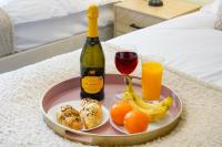City Centre Apartment with Free Parking, Balcony, Super-Fast Wifi and Smart TV with Netflix by Yoko Property - B&B