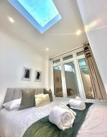 London Charm - Stylish Room in Spacious Home - B&B Londra