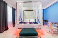 Zimmer mit Queensize-Bett und Whirlpool-Badewanne