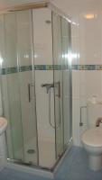 Kamer met Queensize Bed en Gedeelde Badkamer