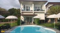 Beachfront Pool Villa and Apartment - B&B