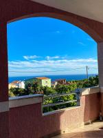 Apartamento de 2 dormitorios con terraza y vistas al mar