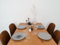 Ferienwohnungen am Theater - modern, zentral und ruhig mit Küche, Waschtrockner, Netflix, Wlan und Parkplatz- 2 Zimmer, 52 qm - B&B Cottbus