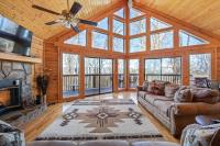 Serenity- serene mntn cabin in gated resort community with pool and amenities /view/Hottub/Secluded/Luxury/Theatre - B&B