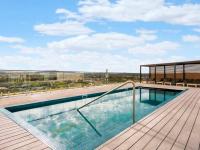 2BR@Luxury&Stylish Top Floor Apt,Pool,Parking,View - B&B