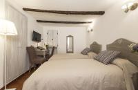 Tweepersoonskamer met 2 Aparte Bedden en Eigen Badkamer