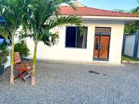 Tulivu House -2bedroom vacation home close to the beach - B&B