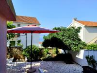 Villa Grande Vista - Lovely Apartment with Private spacious lush mediterranean patio and Sea view - Chambres d'hôtes Trogir