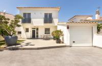 2016 Villa moderna al canal con 4 habitaciones by homeselectspain - B&B Empuriabrava