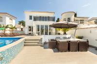 2016 Villa moderna al canal con 4 habitaciones by homeselectspain - B&B Empuriabrava