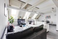 Spacious stylish attic in the heart of the center - Karlovo - B&B Prague