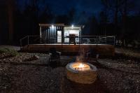Riverside Tiny Cabin w Hot Tub, Fire Pit, & Kayaks - B&B