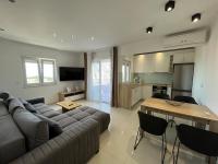 Appartamento con 2 Camere da Letto, Balcone e Vista mare