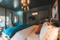 Habitación con cama extragrande y bañera de hidromasaje