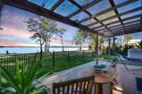 Parkway Lakehouse - Bed and Breakfast