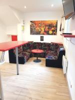 05 - Très joli 3 pièces neuf 2 chambres, 3 lits, logement tout équipé pour 1 à 4 personnes maximum, vue sur jardin avec parking privatif, grand fourgon possible, tout le linge de maison est fourni - B&B Annesse-et-Beaulieu