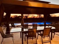 4-Star Tourism Rated Holiday Home, 6 Bedrooms, with Air Con & Private Heated 10x4M Salt Water Pool - 45 Mins from Sarlat - Ferienwohnung