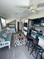 Scarlett Studios 2 - US Embassy Appt 7 mins drive-Lloyd Erskine Sandiford Centre Ross University 5 mins drive - Only the 1 night package includes Airport and Embassy roundtrip - Bed and Breakfast Bridgetown