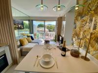 Appt Standing StTropez terrasse Piscine Parking - B&B