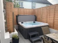 B&B Tenby - Glebe Cottage - 2 Bedroom Holiday Home - St Florence - Bed and Breakfast Tenby