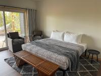 Habitación con cama extragrande y vistas al lago