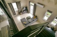 Choose To Be Happy at EI8HT! - Super Studios and Penthouse Apartment - Chambres d’hôtes Kingston