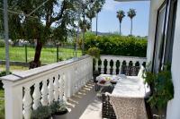 Big Beachfront Apartment Smokvica in Trogir - B&B Trogir