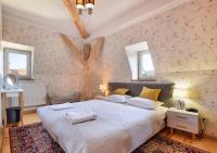 Deluxe One-Bedroom Apartment with Kitchenette