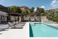 B&B Asigonía - Eumelia Iconic Villa, with Heated Pool & Whirlpool, By ThinkVilla - Bed and Breakfast Asigonía